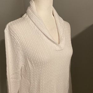100% cotton white cableknit sweater with rolled v-neck collar & long sleeves EUC